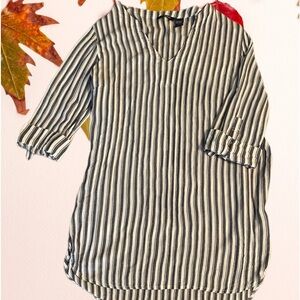 pullover Vneck tunic top with 3/4 sleeve, sleeve can also sold up to button tab